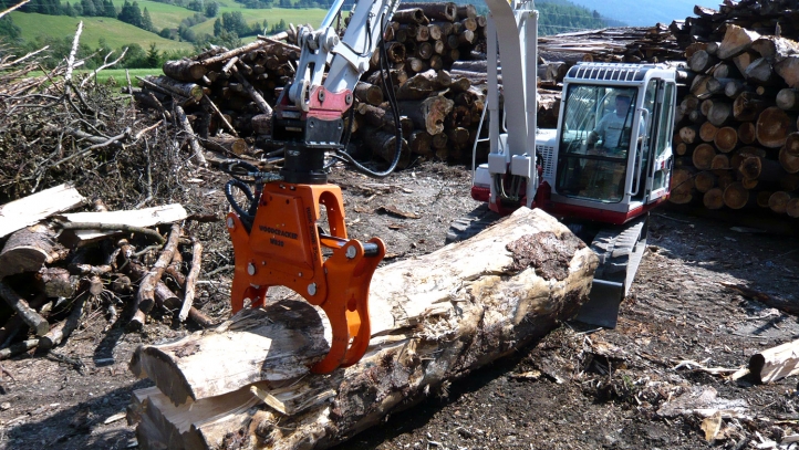 Clește manipulator oscilant cu doi cilindri