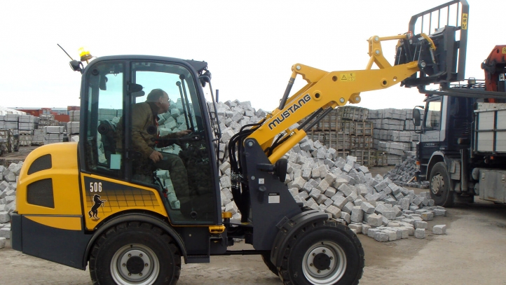 Dispozitiv cu lame tip stivuitor